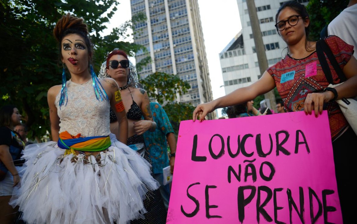 Política de saúde mental de Bolsonaro é volta aos manicômios, diz especialista